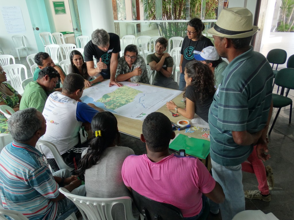 Participantes da oficina de Santa Cruz Cabrália realizam o Mapa Falado, localizando espacialmente inúmeras informações relativas à Mata Atlântica no município