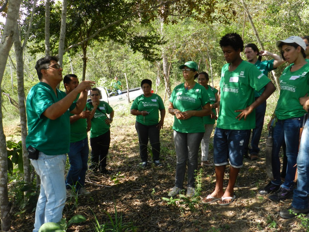 Rodolfo Moreno, engenheiro agrônomo do Gambá, orienta os voluntários que realizarão o plantio