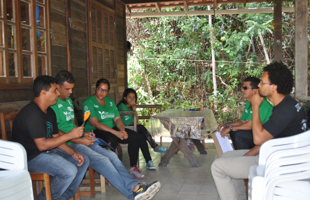 Equipe voluntária de educação ambiental conversa com o proprietário Luciano Cortes