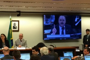 Mauro Pereira (no telão) fala durante sessão da Comissão de Finanças. Foto: Observatório do Clima.