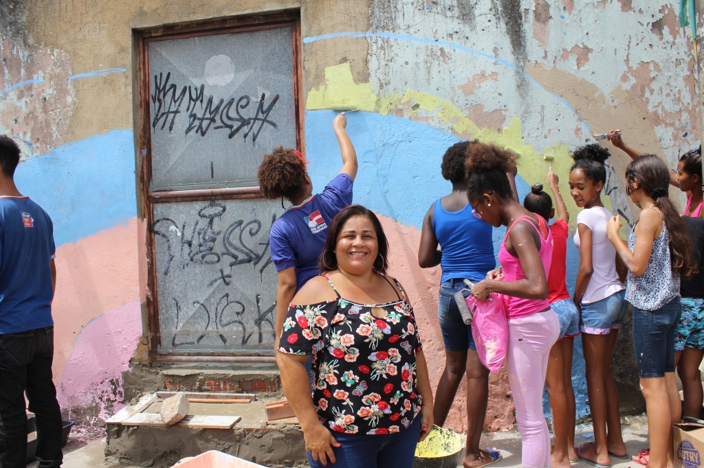 Diretora e alunos trabalham na recuperação do entorno da escola Marileine Silva